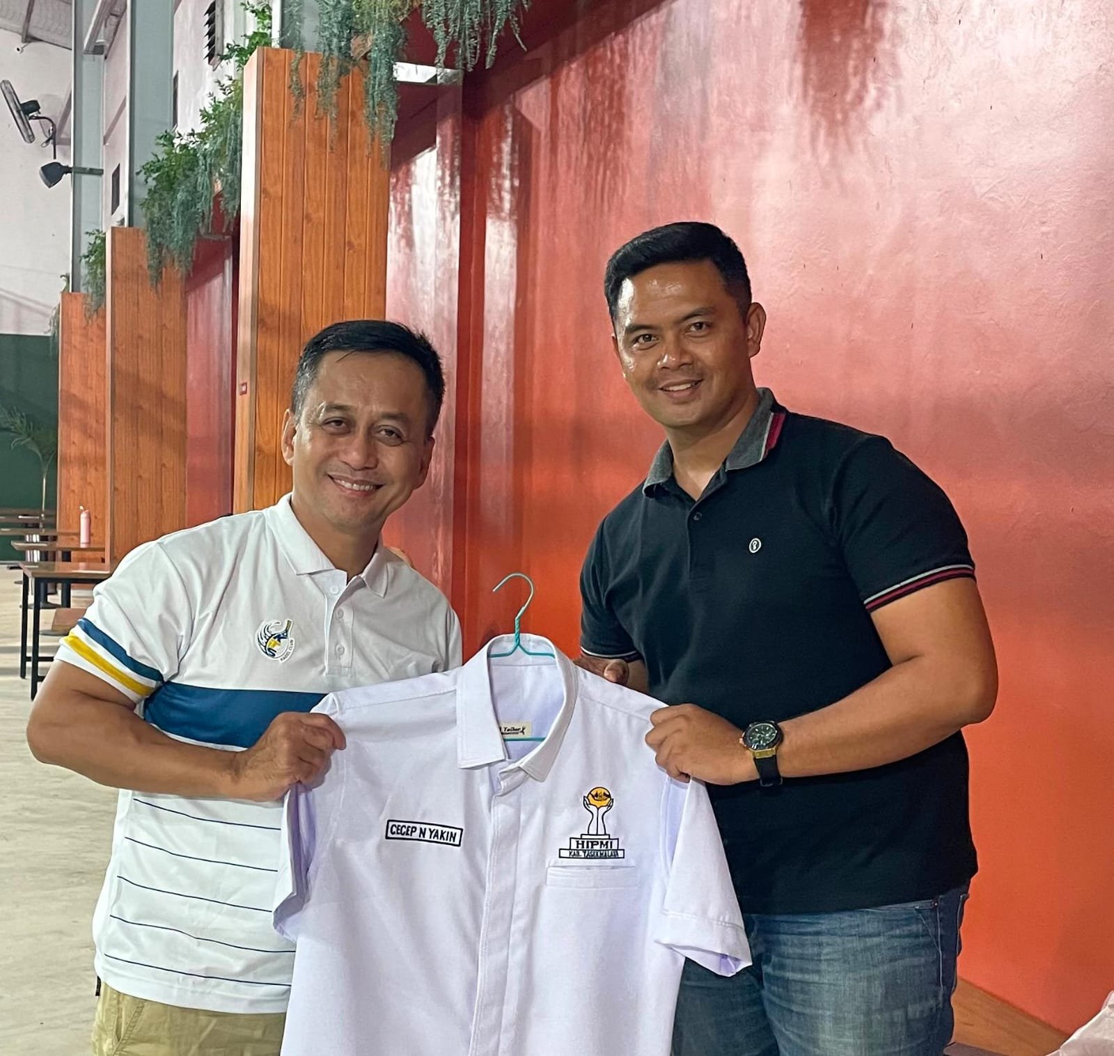 Penyerahan Seragam HIPMI Kepada Bupati Kab.Tasikmalaya Sebagai Dewan Kehormatan